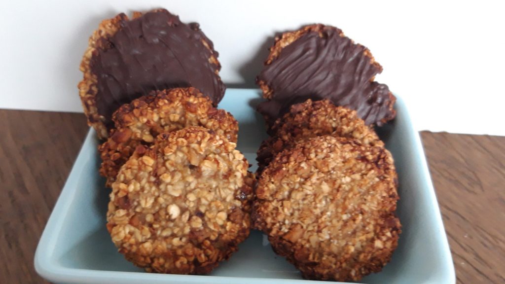 Links Kekse mit Haferflocken, rechts mit Haferkleie